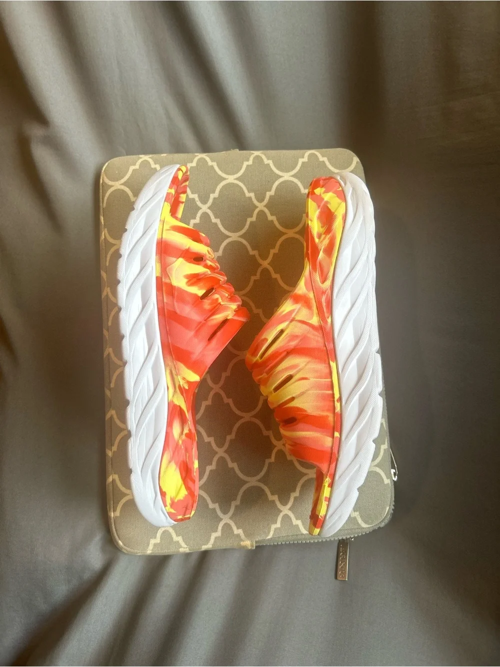 HOKA ONE ONE ORA Recovery Slide (LIKE NEW) (Sz 8 M / 10 W)